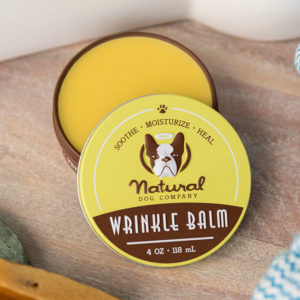 Lata de Natural Dog Company Wrinkle Balm sobre fondo de madera